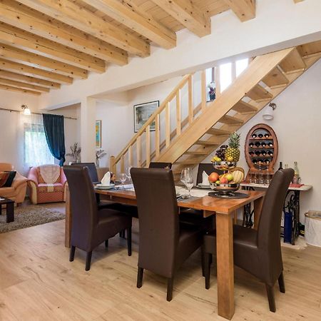 Amazing Home In Vrzici With Jacuzzi Bagian luar foto