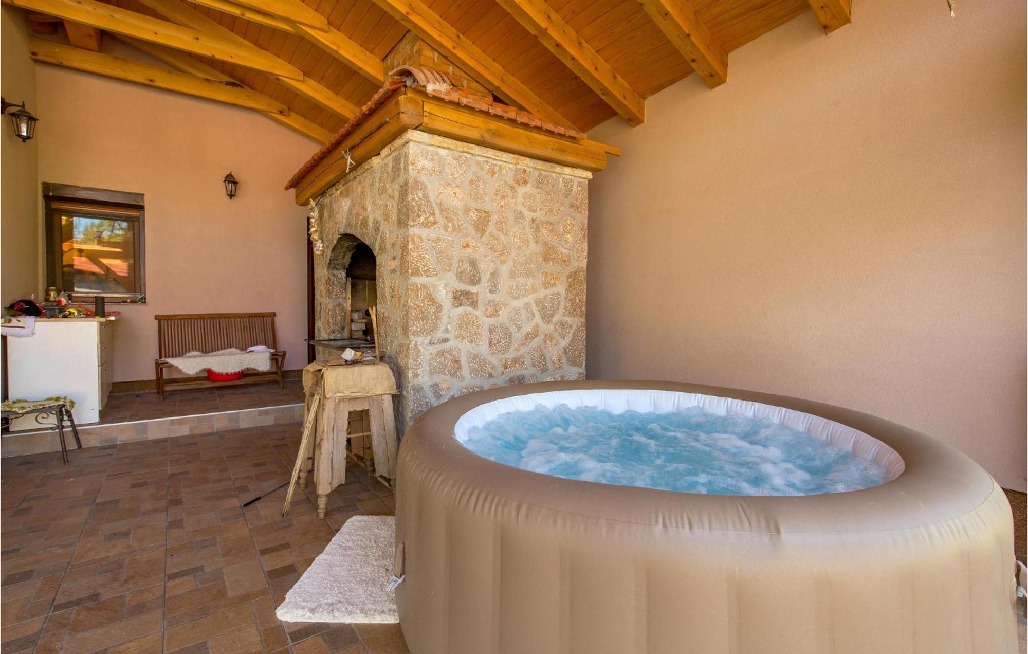 Amazing Home In Vrzici With Jacuzzi Bagian luar foto