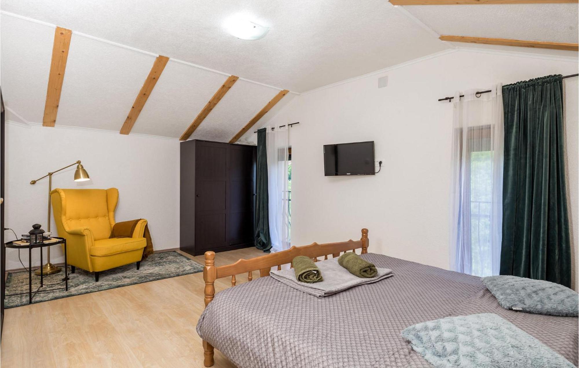 Amazing Home In Vrzici With Jacuzzi Bagian luar foto