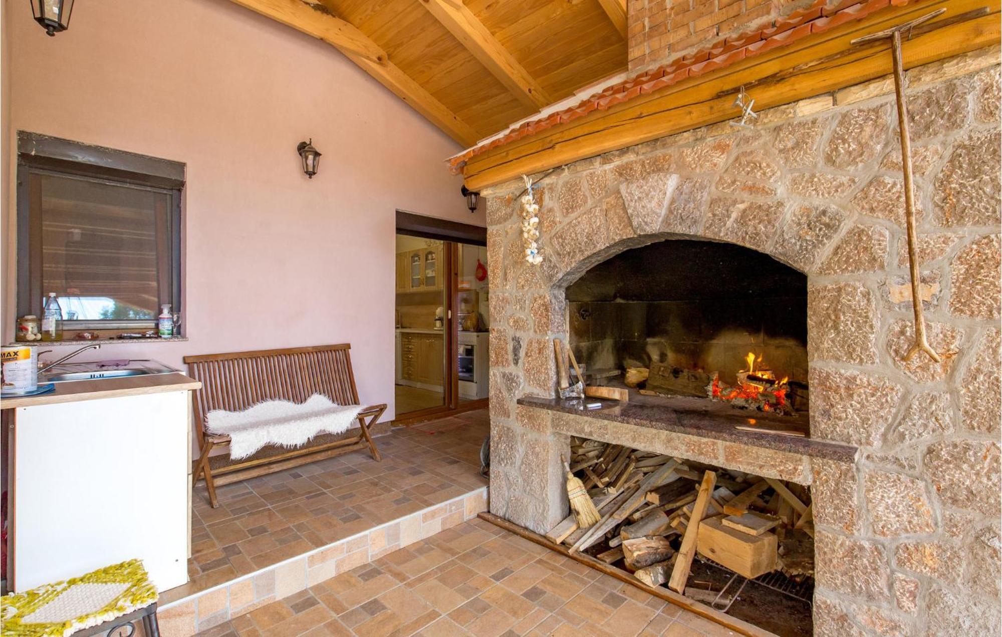 Amazing Home In Vrzici With Jacuzzi Bagian luar foto